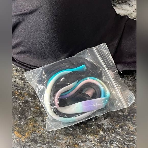 Lot of four Victorias Secret bikini tops all 36C, tops only - Picture 6 of 11